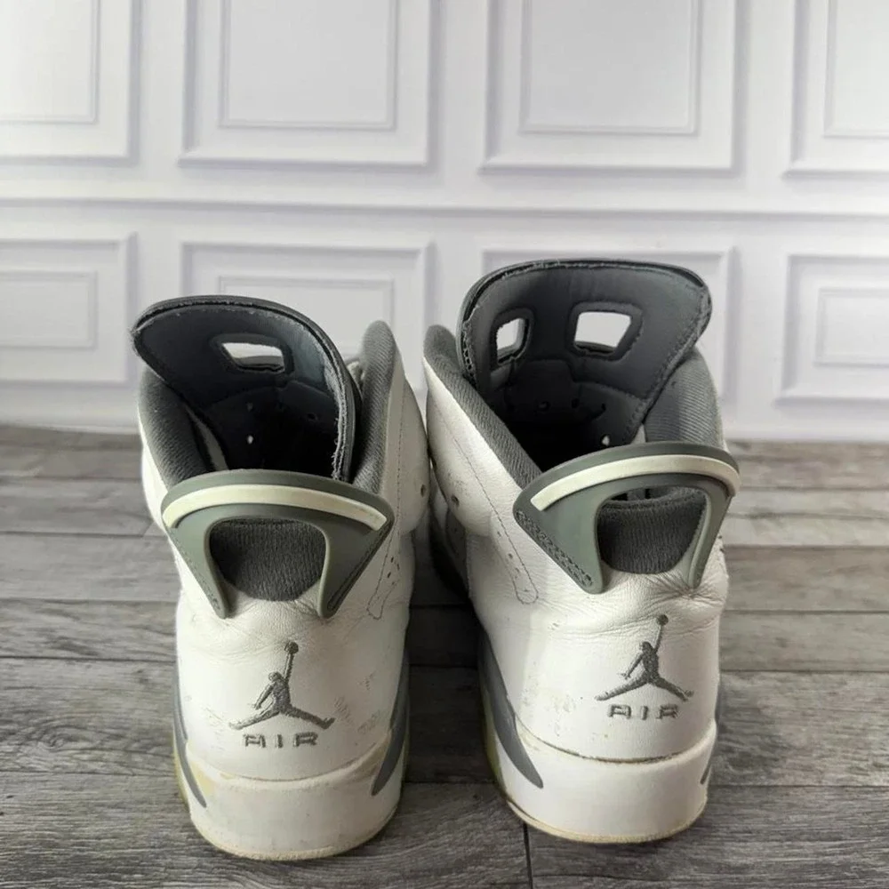 Men's size 9 Jordan 6 Retro 